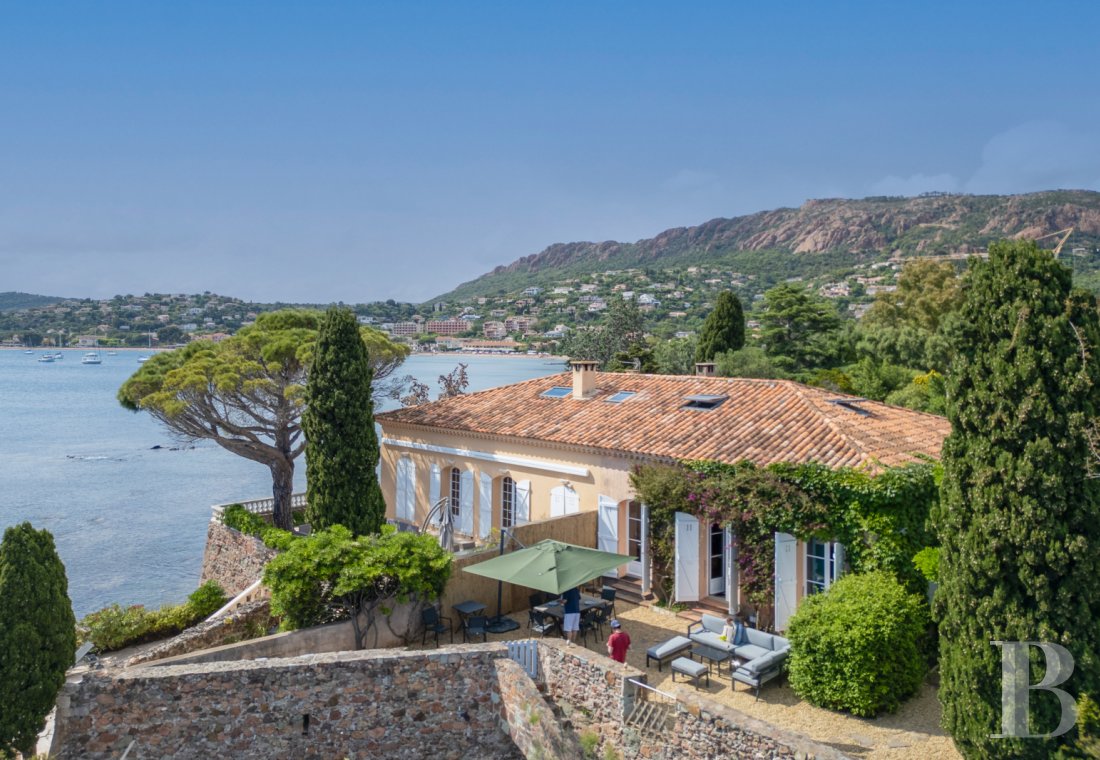 A family home built on the foundations of an ancient fortress in Agay harbour, Saint-Raphaël - photo  n°19
